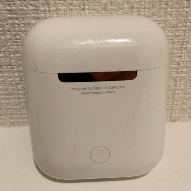 Apple(アップル)のApple AirPods with Charging CaseMV7N2J/A スマホ/家電/カメラのオーディオ機器(ヘッドフォン/イヤフォン)の商品写真