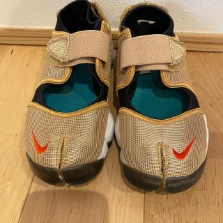 ナイキ(NIKE)のエアリフト　ゴールド　24センチ(サンダル)