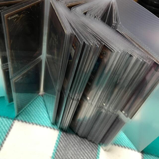 ユウギオウ(遊戯王)のまとめ売りファイル付き。120枚ブルーアイズ、レリーフ(カード)