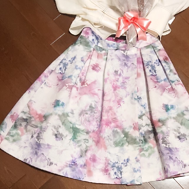 JUSGLITTY(ジャスグリッティー)のニュアンスフラワープリントスカート レディースのスカート(ひざ丈スカート)の商品写真