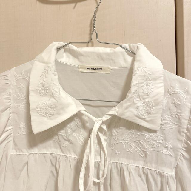 w closet(ダブルクローゼット)のボウタイ刺繍入りブラウス レディースのトップス(シャツ/ブラウス(長袖/七分))の商品写真