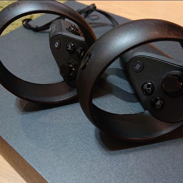 【美品】oculus quest VRゴーグル オキュラスクエスト エンタメ/ホビーのゲームソフト/ゲーム機本体(家庭用ゲーム機本体)の商品写真