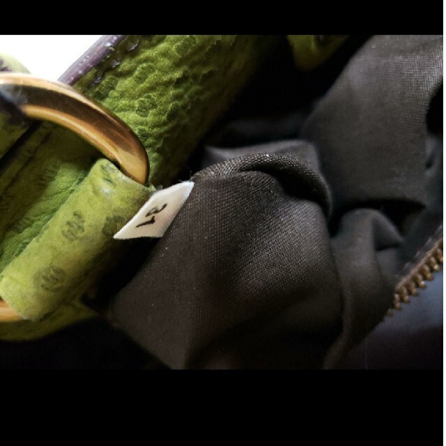PRADA(プラダ)のプラダ　PRADA　ピスタチオカラー　スエードショルダー レディースのバッグ(ショルダーバッグ)の商品写真