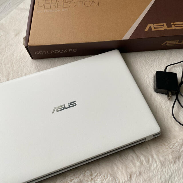 ASUS(エイスース)の最終値下げ⭐︎超美品⭐︎白色ノートPC ASUS R512MAV-1025W  スマホ/家電/カメラのPC/タブレット(ノートPC)の商品写真