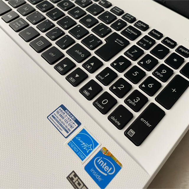 ASUS(エイスース)の最終値下げ⭐︎超美品⭐︎白色ノートPC ASUS R512MAV-1025W  スマホ/家電/カメラのPC/タブレット(ノートPC)の商品写真