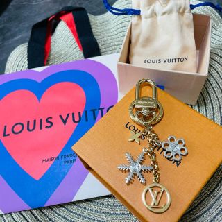 ルイヴィトン(LOUIS VUITTON)の《 新品未使用 》Louis Vuitton キーホルダー チャーム モノグラム(キーホルダー)