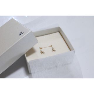 ヨンドシー(4℃)の4°cイニシャル「R」ピアス(ピアス)