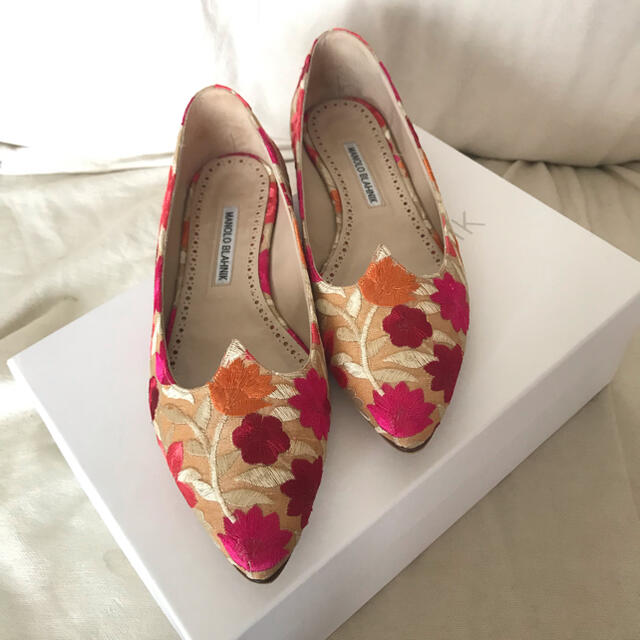 MANOLO BLAHNIK 花柄 刺繍 フラットシューズ