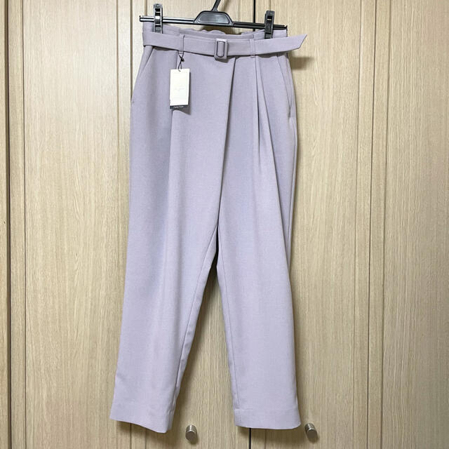 AOKI(アオキ)の今季新品⭐️AOKI ベルト付きタック入りクロップドパンツ ラベンダー レディースのパンツ(クロップドパンツ)の商品写真