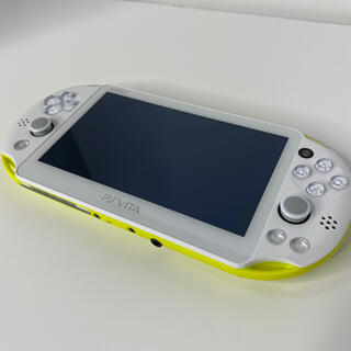 プレイステーションヴィータ(PlayStation Vita)のSONY psvita 本体 PCH-2000 ZA13 ライムグリーンホワイト(携帯用ゲーム機本体)