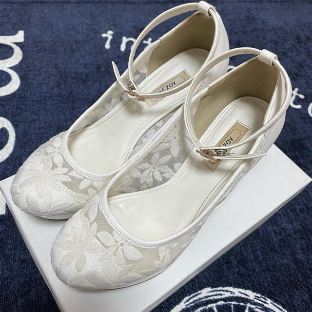 REZOY(リゾイ)のREZOY 花柄白パンプス レディースの靴/シューズ(ハイヒール/パンプス)の商品写真