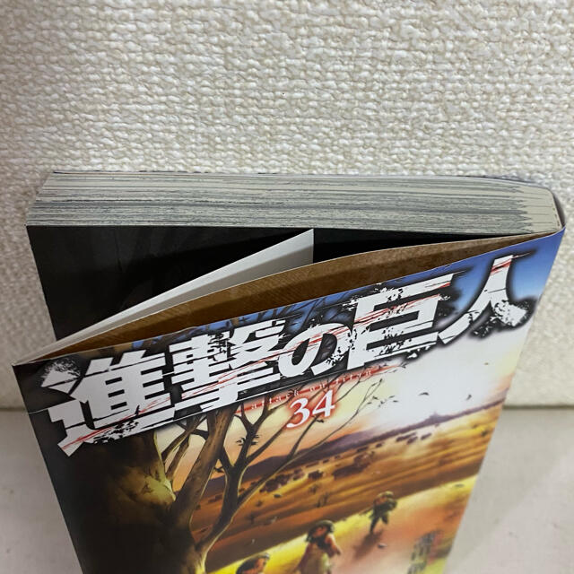 講談社(コウダンシャ)の【送料無料】進撃の巨人　34巻　最終巻　 エンタメ/ホビーの漫画(少年漫画)の商品写真