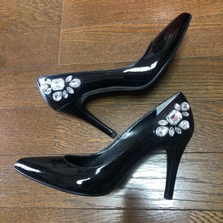 ダイアナ(DIANA)の美品　ダイアナ　ビジュー　パンプス　23.5 黒　エナメル　パテント(ハイヒール/パンプス)