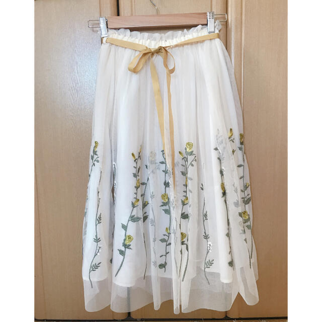 an another angelus(アンアナザーアンジェラス)の花刺繍のチュールスカート レディースのスカート(ひざ丈スカート)の商品写真