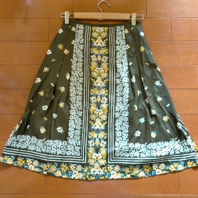 URBAN RESEARCH(アーバンリサーチ)のSOUTH to SOUTH スカーフ花柄 フレアスカート レディースのスカート(ひざ丈スカート)の商品写真