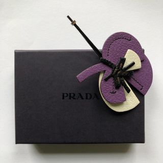 プラダ(PRADA)のPRADA レザーフラワーブローチ(ブローチ/コサージュ)