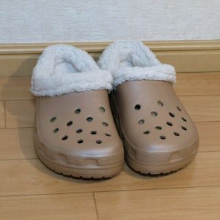 クロックス(crocs)の【美品】クロックス ボアつき  ベージュ  Ｍ６／Ｗ８  24.0c(サンダル)