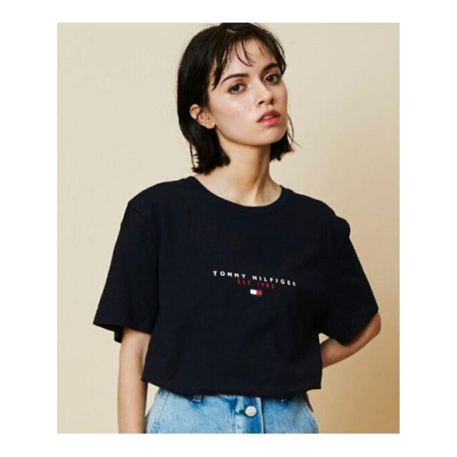 TOMMY HILFIGER(トミーヒルフィガー)の★～7/18限定値下げ★TOMMY HILFIGER ロゴTシャツ　ブラック　M レディースのトップス(Tシャツ(半袖/袖なし))の商品写真