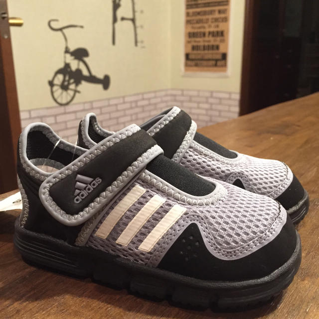 adidas(アディダス)の【タグ付き】アディダスサンダル キッズ/ベビー/マタニティのキッズ靴/シューズ(15cm~)(サンダル)の商品写真