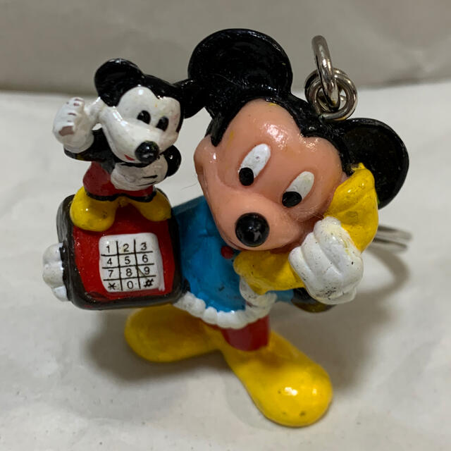 Disney(ディズニー)のミッキーの電話で電話するミッキー 🐭💕キーホルダー エンタメ/ホビーのおもちゃ/ぬいぐるみ(キャラクターグッズ)の商品写真