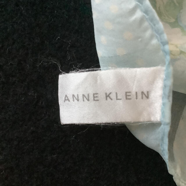 ANNE KLEIN(アンクライン)のシルク　100% ANNE KLEIN スカーフ　花柄 レディースのファッション小物(バンダナ/スカーフ)の商品写真