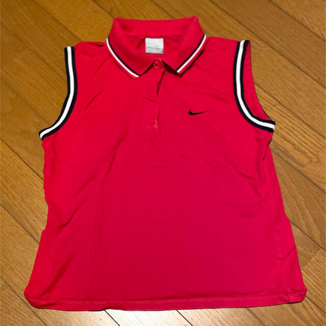 NIKE(ナイキ)のナイキゴルフ　袖なし ポロシャツ レディース　赤 レディースのトップス(ポロシャツ)の商品写真
