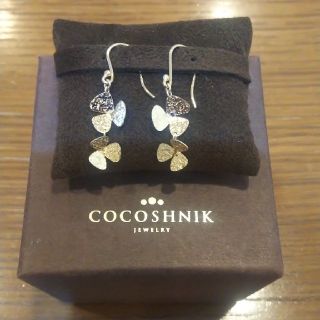 ココシュニック(COCOSHNIK)のココシュニック  ピアス  リーフ  花  K10(ピアス)