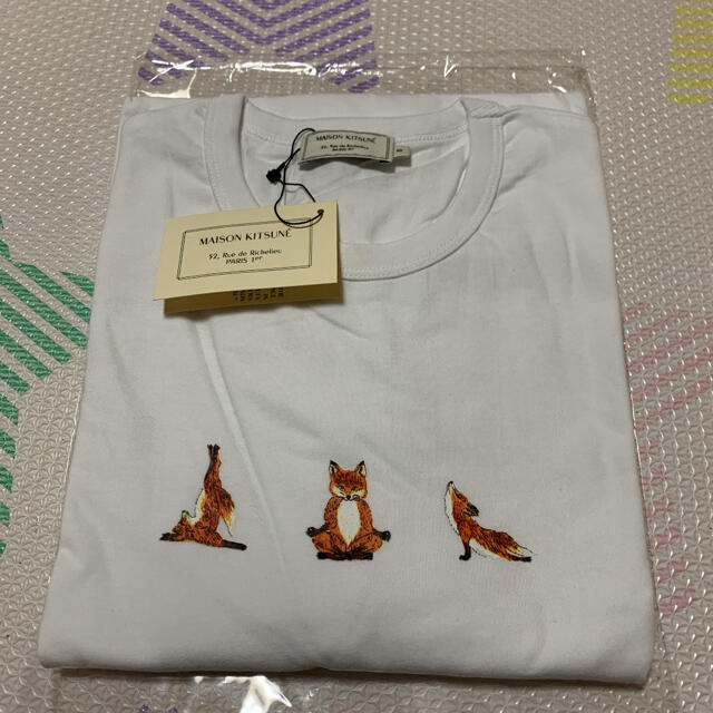 MAISON KITSUNE'(メゾンキツネ)のメゾンキツネ　ユニセックス　ヨガ　Sサイズ 新品未使用 レディースのトップス(Tシャツ(半袖/袖なし))の商品写真