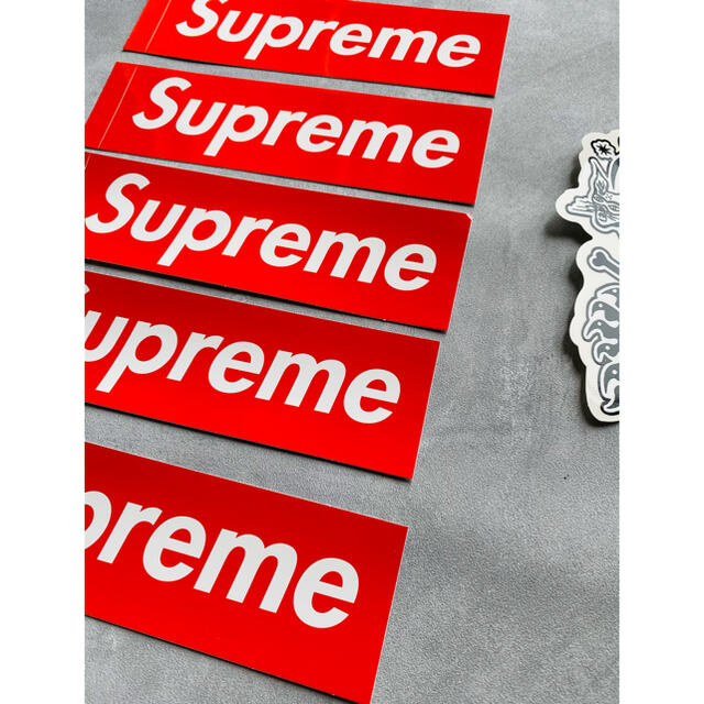 Supreme(シュプリーム)のsupreme シュプリーム ステッカー    セット　ボックスロゴ　カウズ エンタメ/ホビーのコレクション(ノベルティグッズ)の商品写真