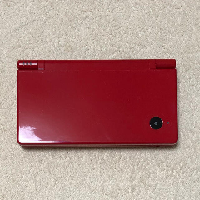 任天堂(ニンテンドウ)のNintendo DSi 本体 red エンタメ/ホビーのゲームソフト/ゲーム機本体(携帯用ゲーム機本体)の商品写真