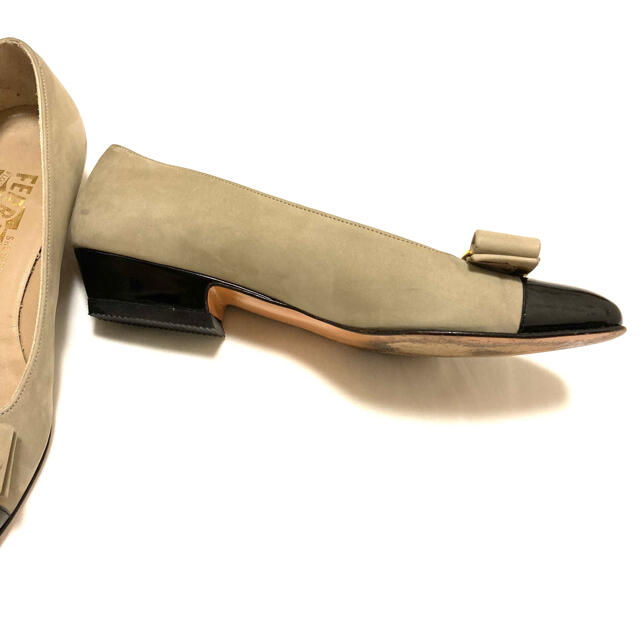 Salvatore Ferragamo(サルヴァトーレフェラガモ)のサルヴァトーレフェラガモ　FERRAGAMO  パンプス　スエード　エナメル レディースの靴/シューズ(ハイヒール/パンプス)の商品写真