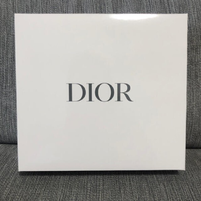 Dior(ディオール)のオマケ付【新品未使用♥️】3点セット！Dior　ヘアバンド　フェイスタオル　巾着 レディースのファッション小物(ポーチ)の商品写真