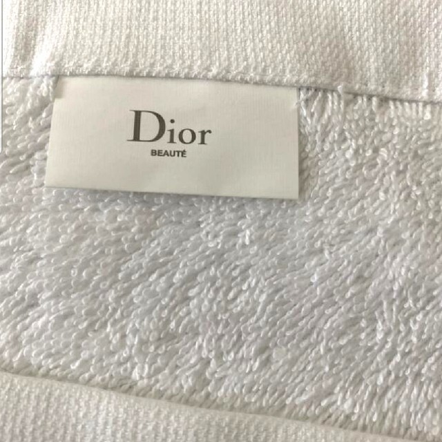 Dior(ディオール)のオマケ付【新品未使用♥️】3点セット！Dior　ヘアバンド　フェイスタオル　巾着 レディースのファッション小物(ポーチ)の商品写真