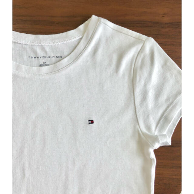 TOMMY HILFIGER(トミーヒルフィガー)のTOMY HILFIGER  ワンポイント刺繍　白Tシャツ　レディースS レディースのトップス(Tシャツ(半袖/袖なし))の商品写真