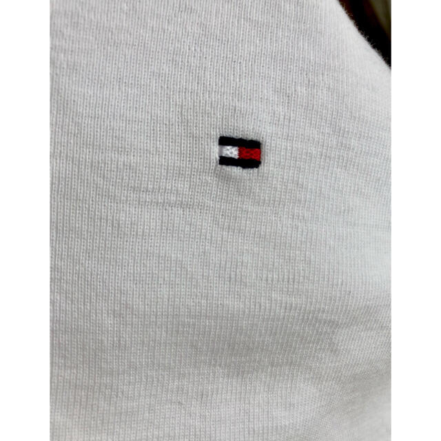 TOMMY HILFIGER(トミーヒルフィガー)のTOMY HILFIGER  ワンポイント刺繍　白Tシャツ　レディースS レディースのトップス(Tシャツ(半袖/袖なし))の商品写真