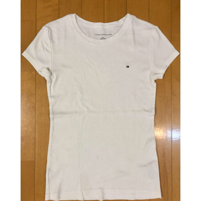 TOMMY HILFIGER(トミーヒルフィガー)のTOMY HILFIGER  ワンポイント刺繍　白Tシャツ　レディースS レディースのトップス(Tシャツ(半袖/袖なし))の商品写真