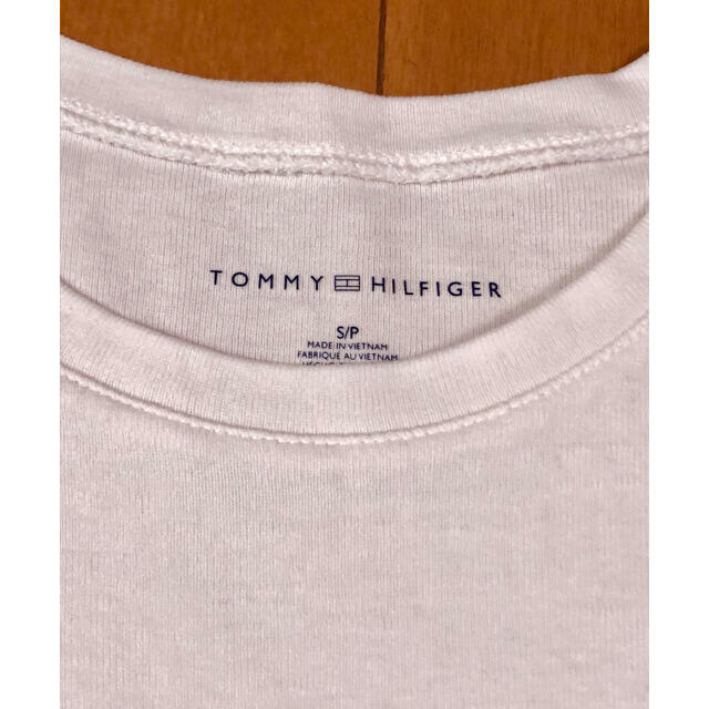 TOMMY HILFIGER(トミーヒルフィガー)のTOMY HILFIGER  ワンポイント刺繍　白Tシャツ　レディースS レディースのトップス(Tシャツ(半袖/袖なし))の商品写真