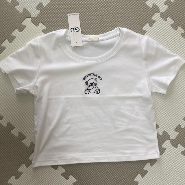 GU(ジーユー)のGU ジーユー Tシャツ くま ホワイト オンライン限定 クロップドT ベア レディースのトップス(Tシャツ(半袖/袖なし))の商品写真