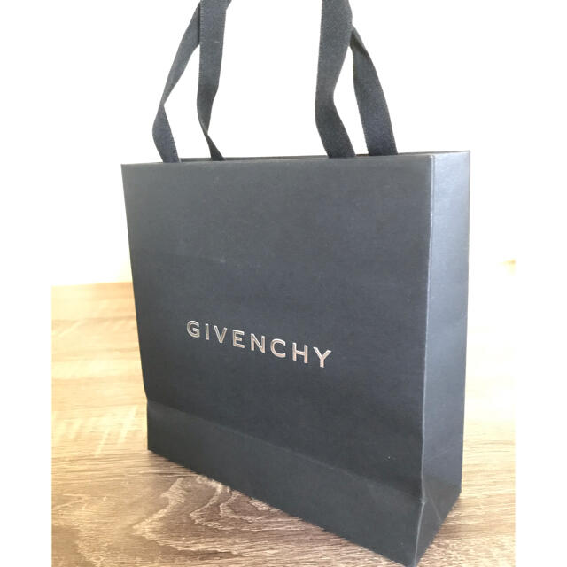 GIVENCHY(ジバンシィ)の【美品】GIVENCHYの紙袋 レディースのバッグ(ショップ袋)の商品写真