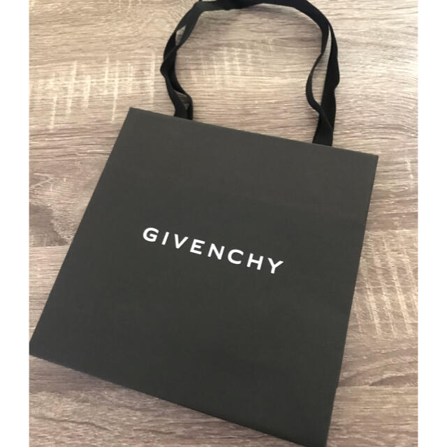 GIVENCHY(ジバンシィ)の【美品】GIVENCHYの紙袋 レディースのバッグ(ショップ袋)の商品写真