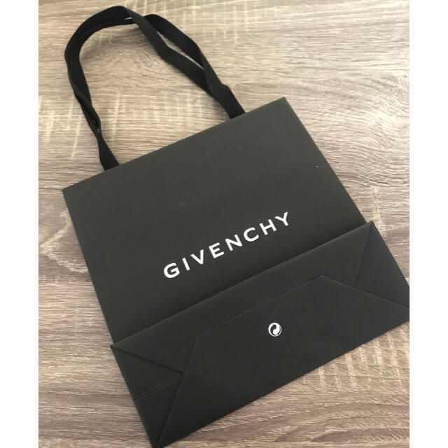 GIVENCHY(ジバンシィ)の【美品】GIVENCHYの紙袋 レディースのバッグ(ショップ袋)の商品写真