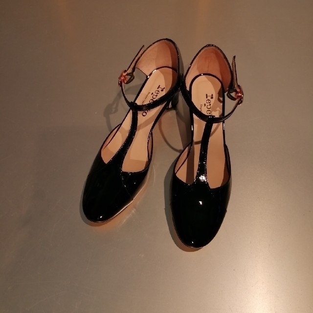 repetto - repetto黒エナメルTストラップサンダル38の通販 by にこ ...