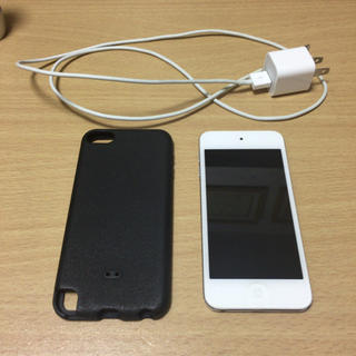 アップル(Apple)の[大幅値下げ]ケース・充電器付き iPodtouch 第五世代 シルバー 32G(ポータブルプレーヤー)