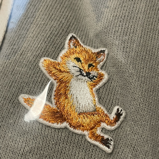 MAISON KITSUNE'(メゾンキツネ)のメゾンキツネ ハーフジップパーカーSサイズ Chillax Fox レディースのトップス(パーカー)の商品写真