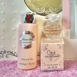 ジルスチュアート(JILLSTUART)の未使用・未開封　ジルスチュアート　硝子小瓶入りミニ香水　＆　ボディソープ（４本）(ボディソープ/石鹸)