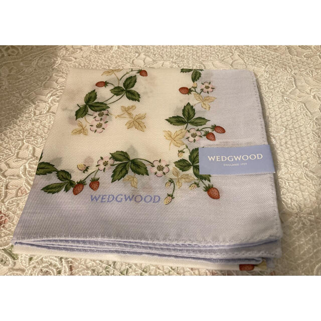 WEDGWOOD(ウェッジウッド)の新品❤️WEDGEDOOD❤︎ワイルドストロベリー❤️シルク 大判 ハンカチ レディースのファッション小物(ハンカチ)の商品写真