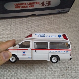 トミカリミテッドヴィンテージ  日産パラメディック高規格救急車
