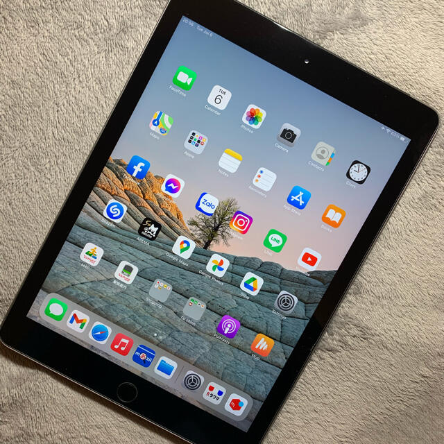 iPad(アイパッド)のApple アップル iPad 第6世代 32GB SIMフリー スマホ/家電/カメラのPC/タブレット(タブレット)の商品写真