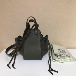 ロエベ(LOEWE)の正規品　1点のみ　ロエベ  ドローストリング ハンモック スモール カーキ (ハンドバッグ)