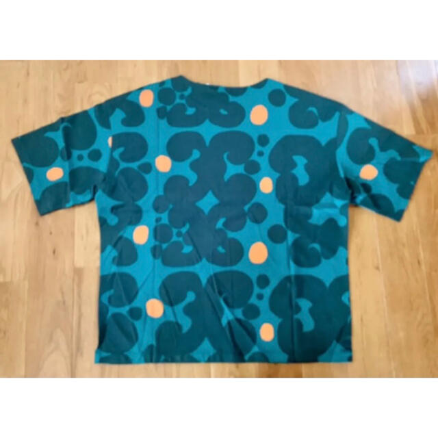 marimekko(マリメッコ)の日本未発売★marimekko × uniqlo Tシャツ　緑　L ケイダス レディースのトップス(Tシャツ(半袖/袖なし))の商品写真